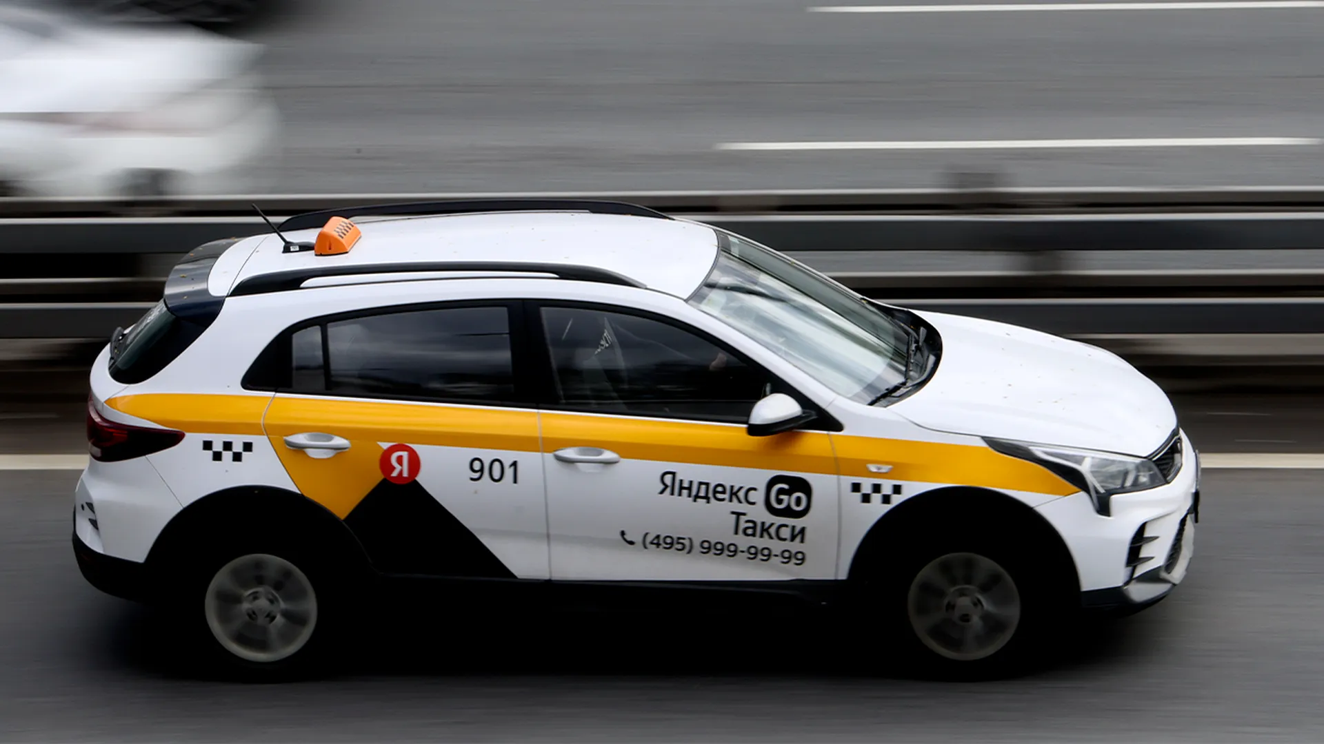 Водители такси в Москве пожаловались на падение заработка из-за сбоев GPS