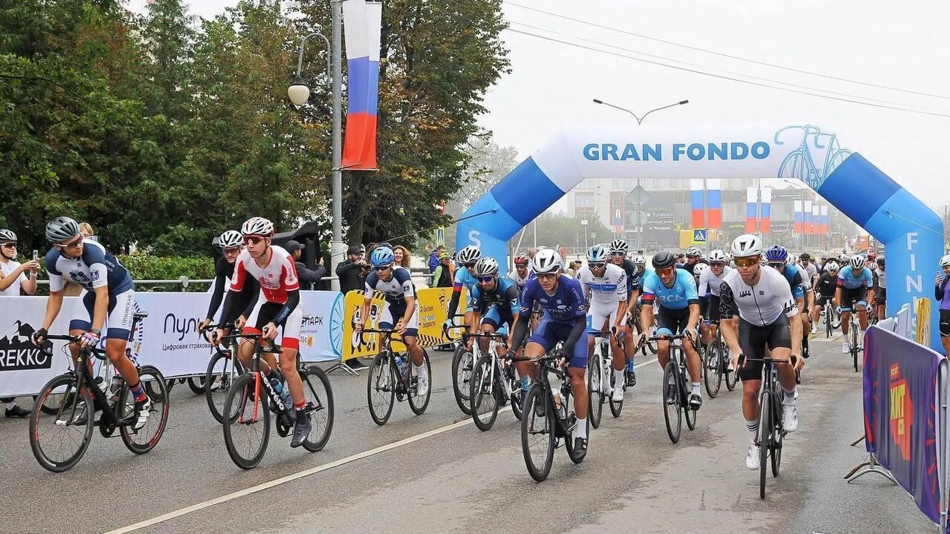Свыше тысячи велогонщиков вышли на старт подмосковного заезда Gran Fondo