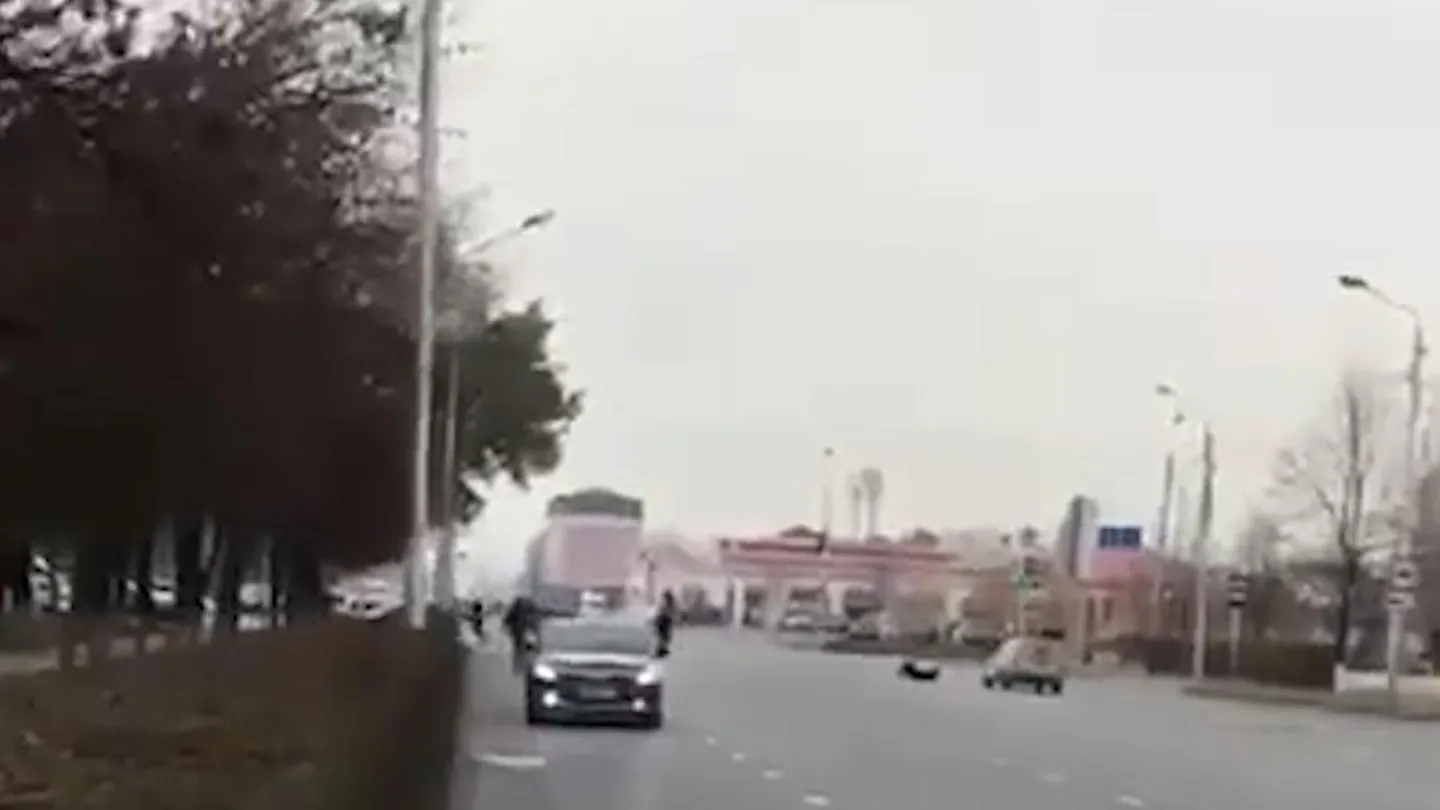 Нападение на грозный. Нападение на сотрудника в Грозном. Видео нападения на сотрудников ГИБДД Чечня. Нападение на полицейских в Грозном. Полиция Грозный машины.