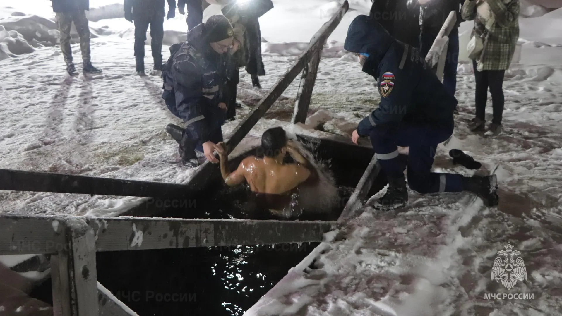 Свыше 4,6 тысячи спасателей обеспечивают безопасность Крещенских купаний в Подмосковье
