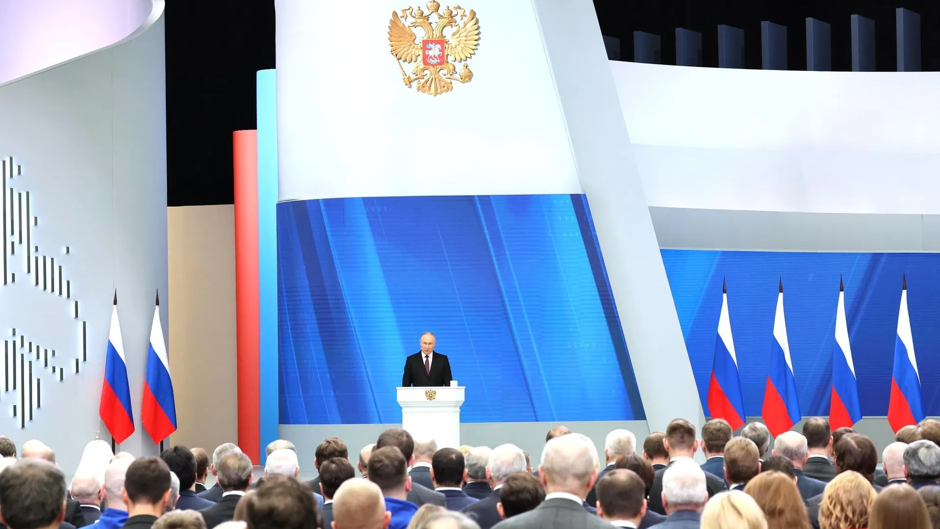 Путин заявил о запуске новой программы капремонта детских садов и школ в России