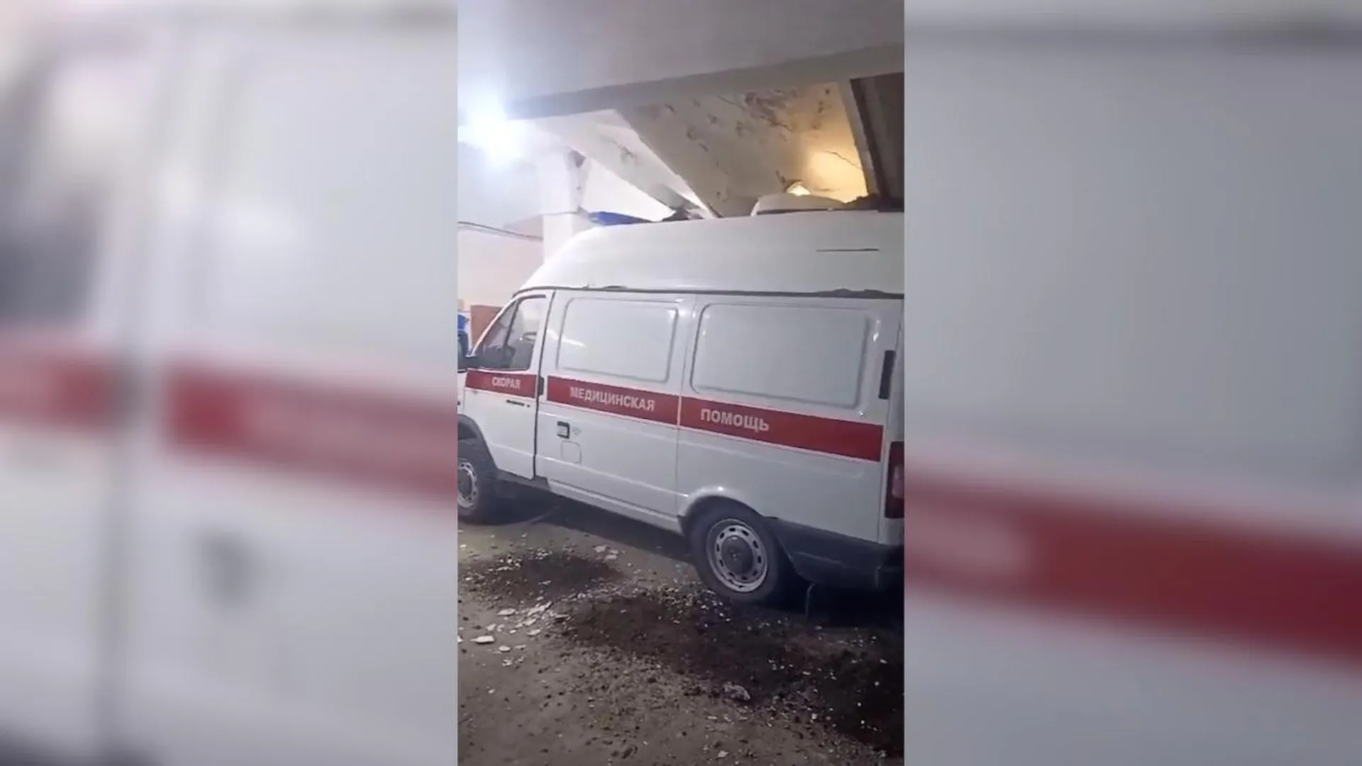 Крыша гаража обрушилась на машины скорой помощи на Урале